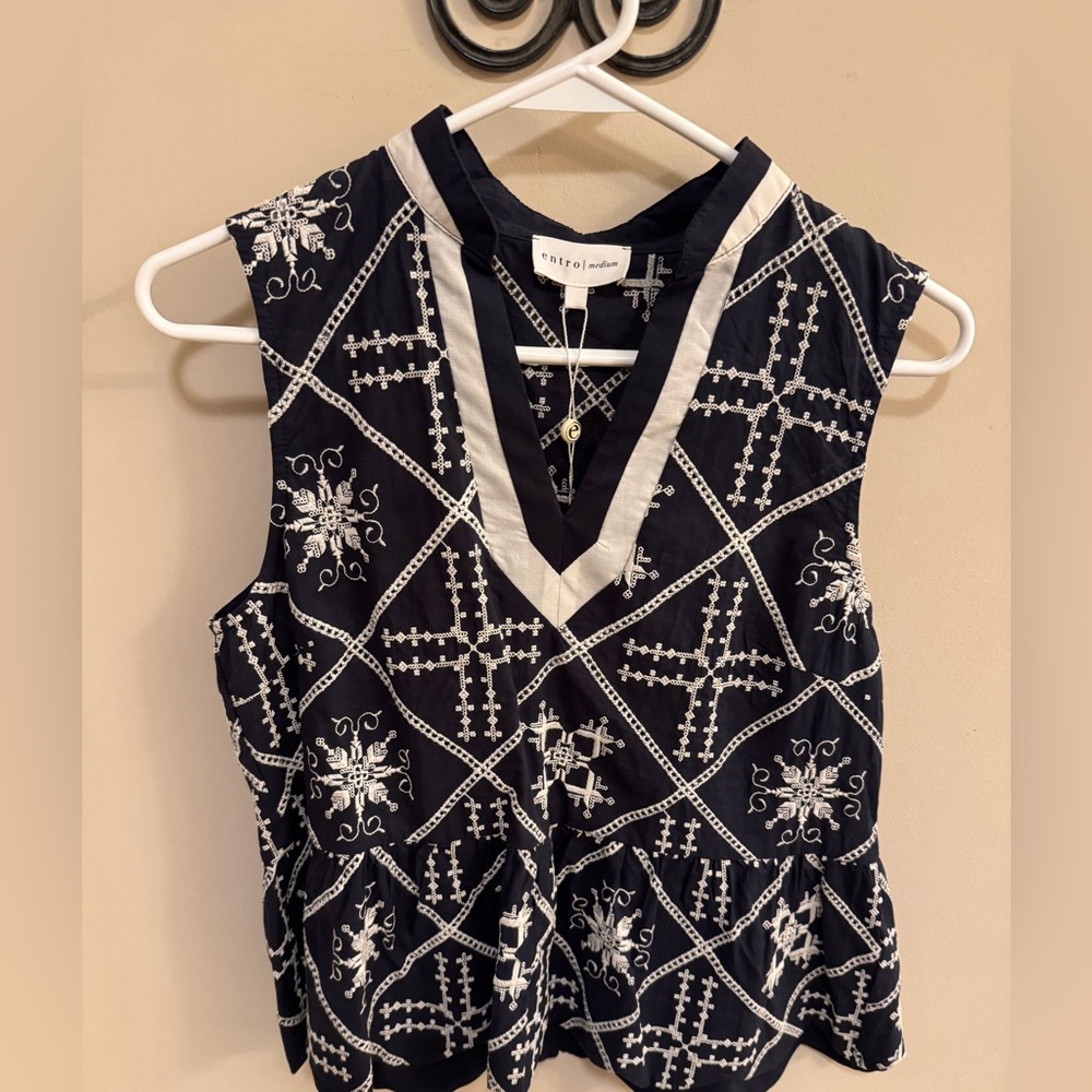Entro navy and white embroidered sleeveless top sz medium